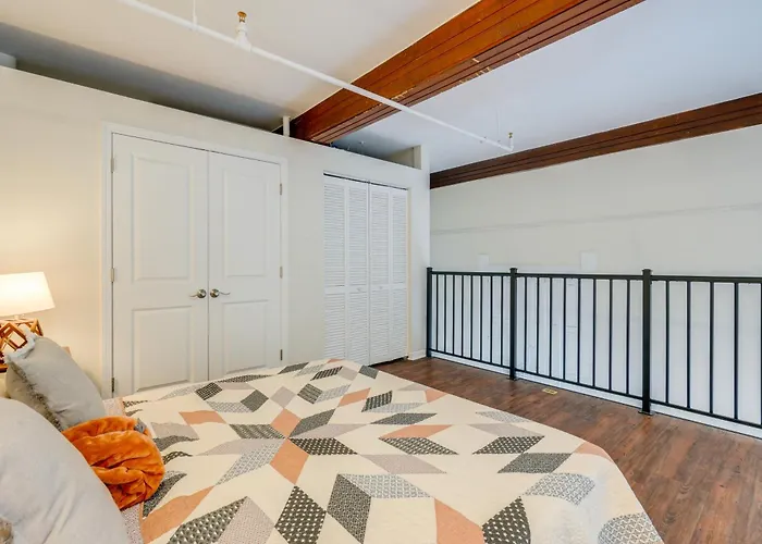 Unique & Stylish Studio Loft In Huntington!