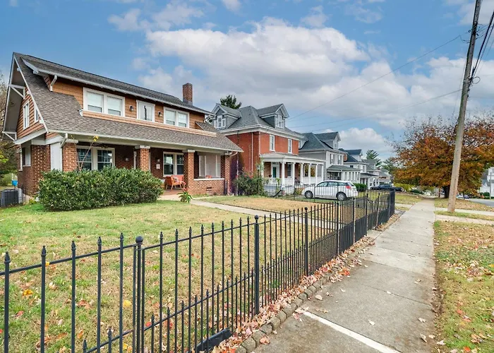 Walk To The Grandin Theatre: Roanoke Unit W/ Yard!