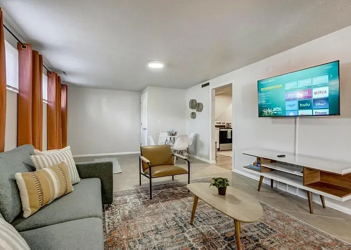 Cheerful Cove - Cozy Basement Centrally Located