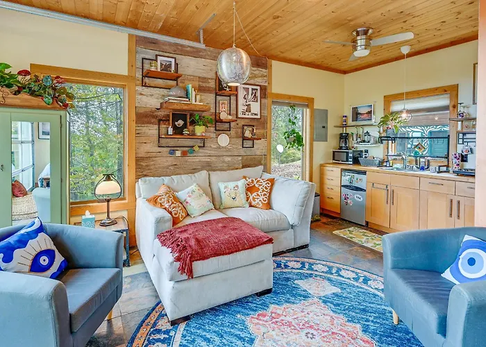 Yadkin River 'Treehouse'~ Miles Of Trails On-Site