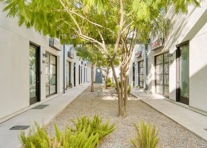 Modern Stylish Downtown Loft, By Uofa + Foodie Hub