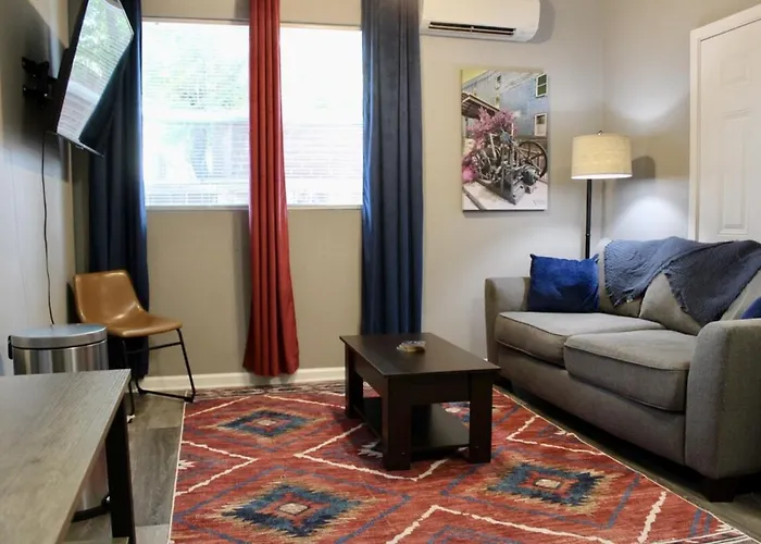 Little Rock Haven: Near Museums | Parks | Pets