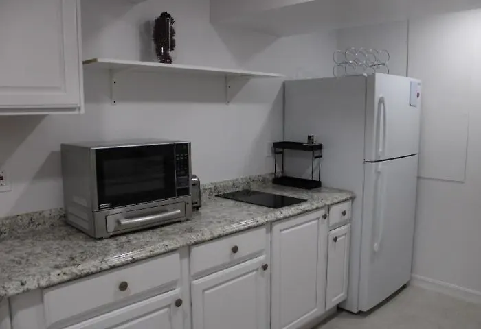 Large Private Central Guest Suite 1-Bd 1-Bt