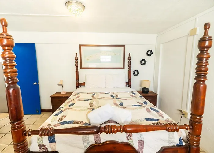 Beachfront Suite 6 Karaya
