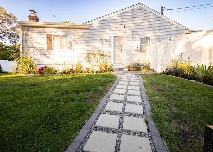 Exceptional & Central, Garden Suite, Top Amenities & Care!