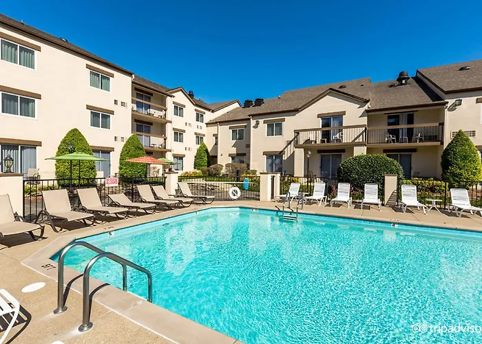 Club Nashville Inn & Suites