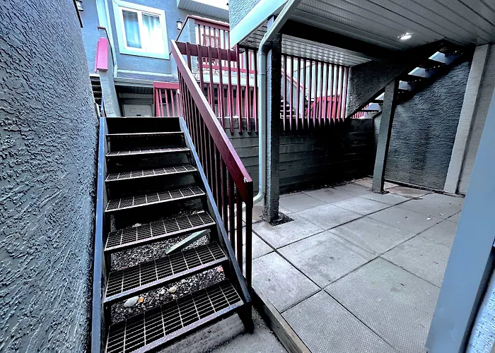 Canadian Rockies Chalets By Trilink - 2 & 3 Bedroom Condos - Self Check-In - Walking Distance To Downtown - Free Parking - Pet-Friendly - No Ac