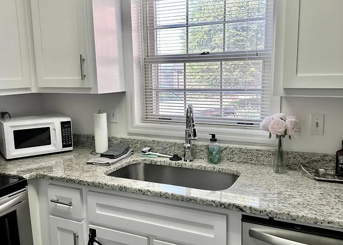 Private Suite In Upscale Neighborhood