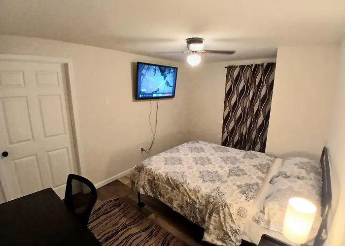 Modern 2-Bedroom 2-Bed Apartment With Private Access Door Near I-81