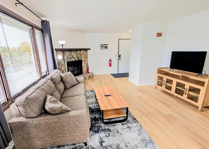 Spacious Downtown 2-Bdrm Apartment