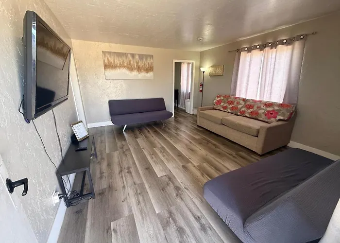 Sparkly Apt 5 Min Walk To Downtown - Free Parking