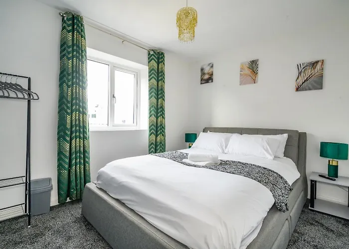 F1Th - Stylish Family Home With Garden