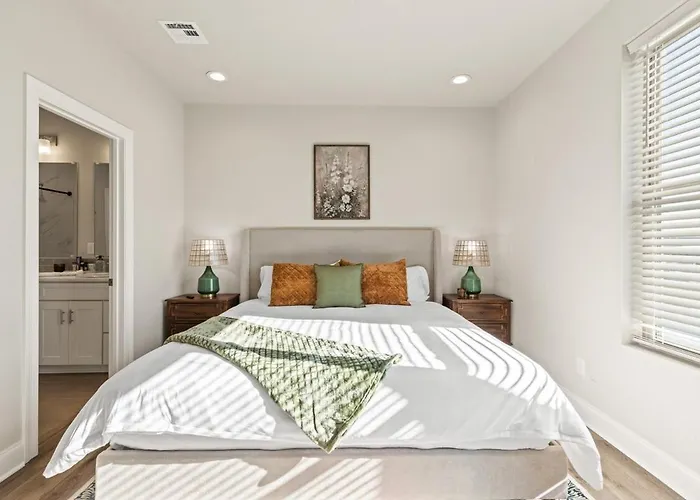 New-Upscale-Ensuites-King Bds-Fast Wifi-Quiet Area