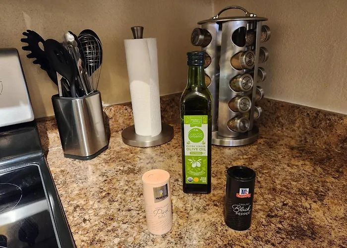 2-Bed Condo, Cook-Ready Kitchen, And Laundry, 5-8 Minutes From University Of Arizona And Downtown Tucson