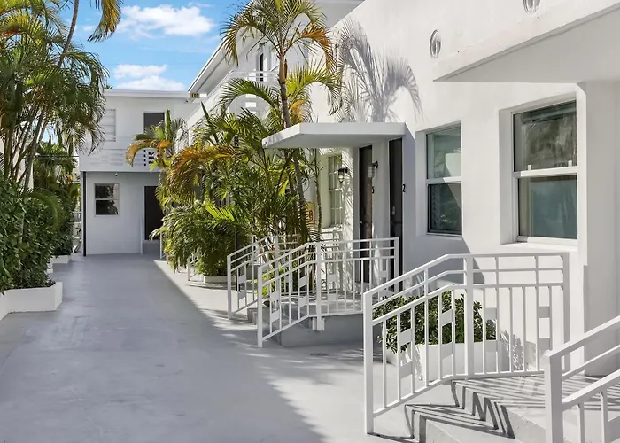 Byronessa Miami Beach
