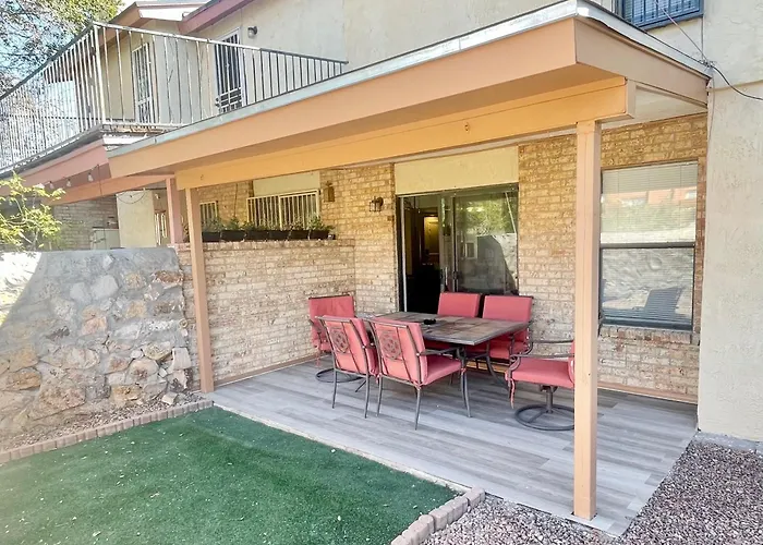 Rare To Find 2 Bedrooms 1 King Bed & 2 Twins Beds 2 Bathrooms