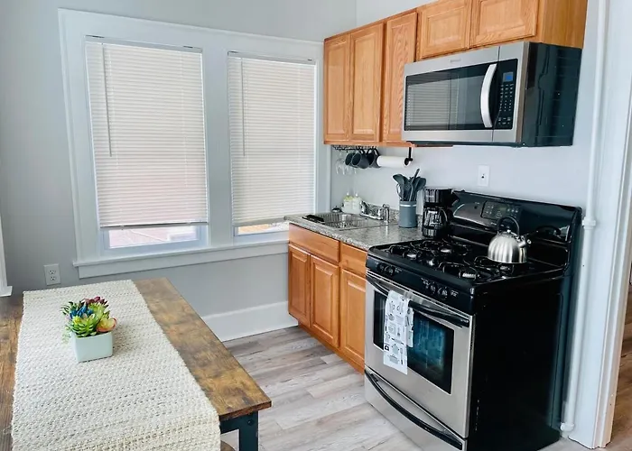 Cozy Corner, Stylish 1Bed Near Navy Base!