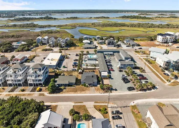 Coastal Haven Cottage- Beach, Shopping, Fun