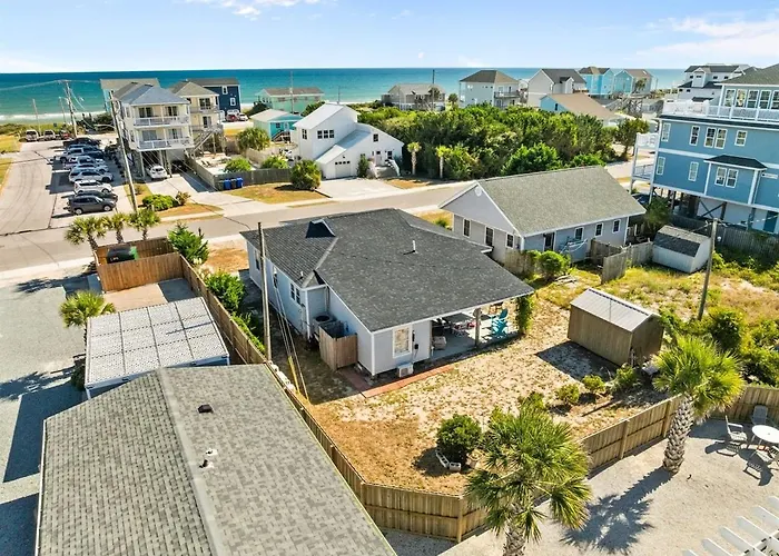 Coastal Haven Cottage- Beach, Shopping, Fun