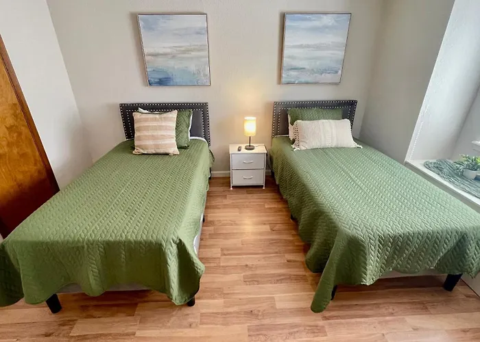 Rare To Find 2 Bedrooms 1 King Bed & 2 Twins Beds 2 Bathrooms