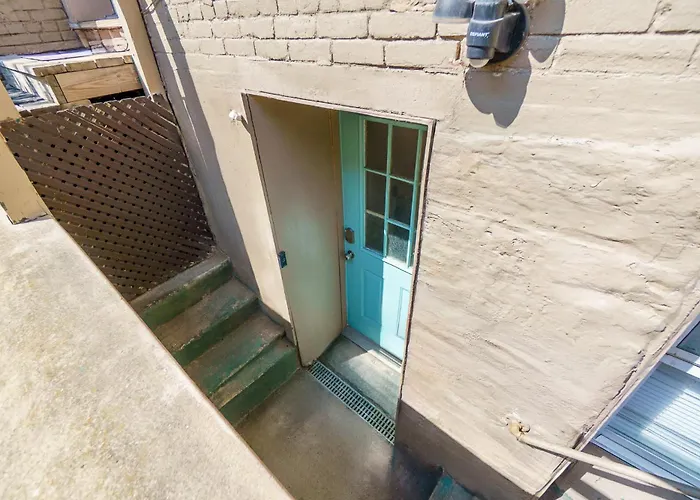1 Bed Apt - Amazing Location 1 Block To Carson St