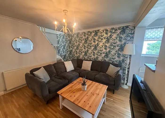 Stylish & Spacious 2 Storey, 3 Bed Apartment