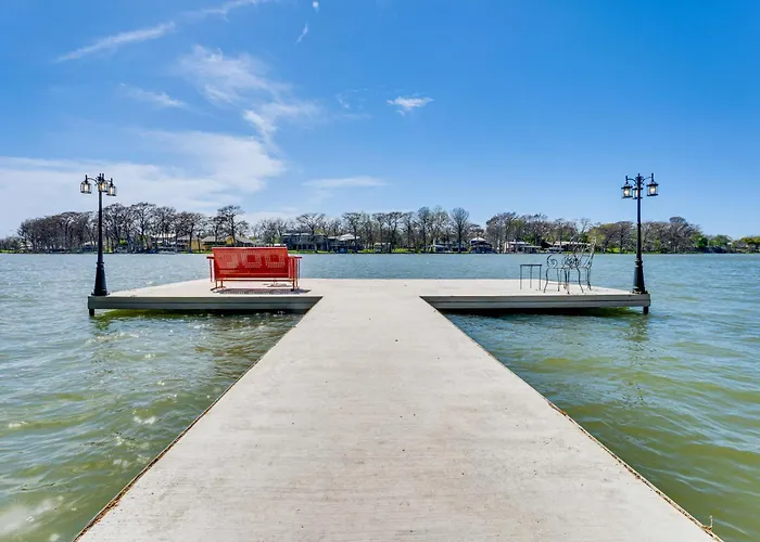 Laid-Back Vibe! Waterfront Lake Dunlap Studio