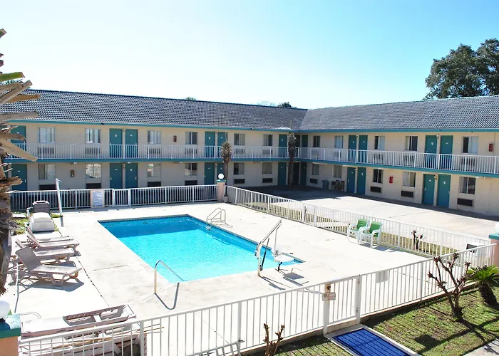 Coconut Grove Motor Inn