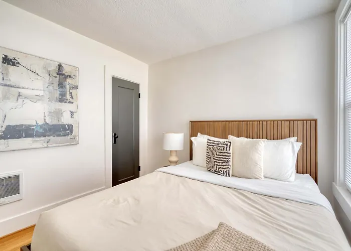 Stay Portland - La Casa Burnside -Local Eateries -Shops - Bars