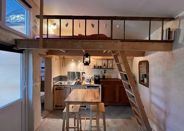 A Deux Pas De La Gare, La Maison Rouge