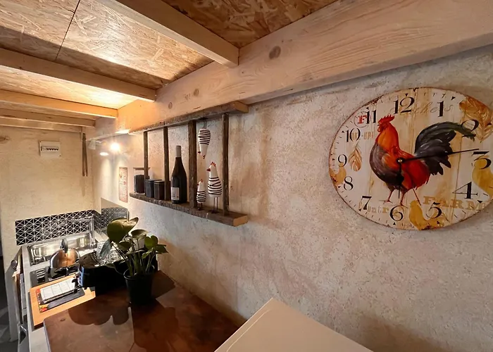A Deux Pas De La Gare, La Maison Rouge