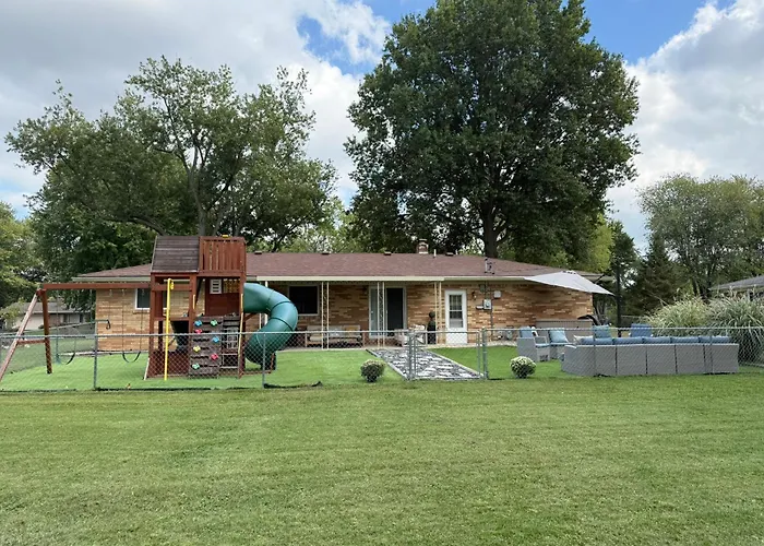 Delightful 3 Bd Home With King Size Bed, Hot Tub, Playground!