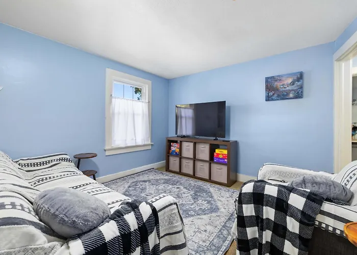 Historic 1 Bdr Across From Lakeside Park