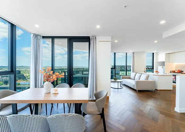 Spacious 4Br Penthouse In Box Hill Free Parking
