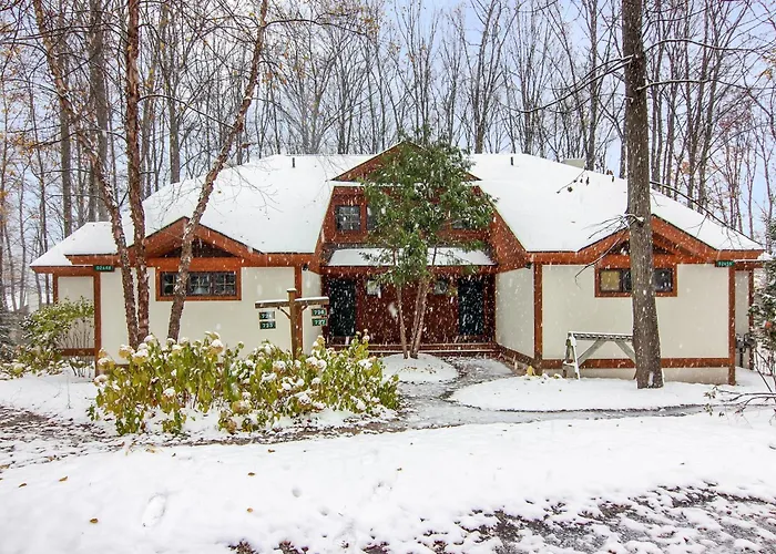 Ski-In 5Br Retreat At Boyne Mtn - Walk To Lifts & Fun!