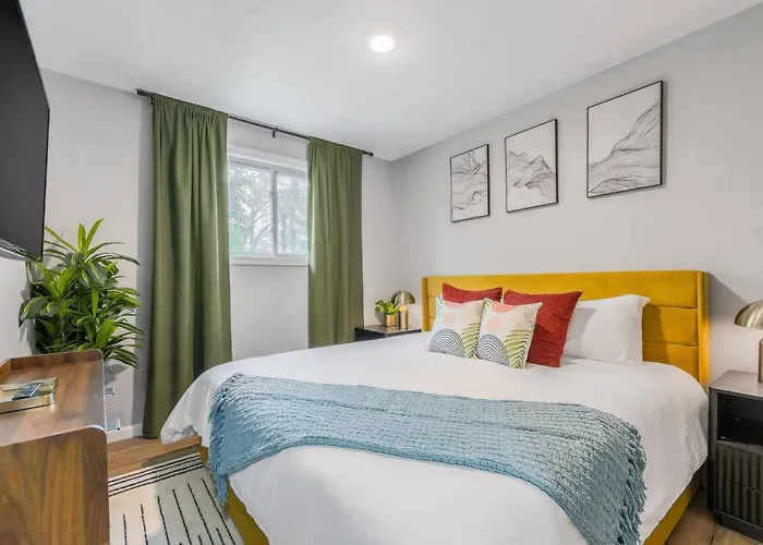 Mid Century Apt, King Bed + Desk