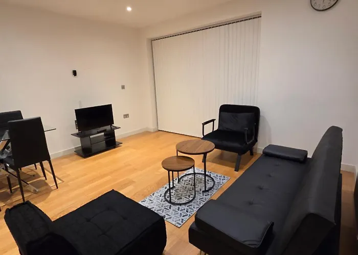 City Gateway Apartment - Green Quarter Southall Retreat