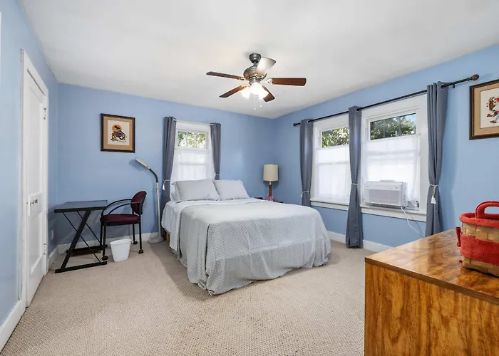 Historic 2 Bdr Across From Lakeside Park