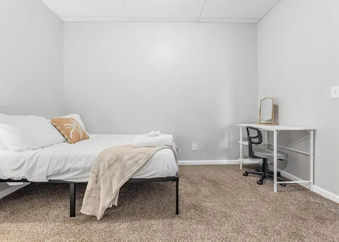 Cozy Little Italy Apt Fast Wifi Pet Friendly