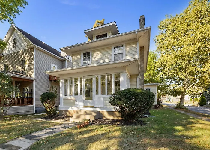 Historic 1 Bdr Across From Lakeside Park
