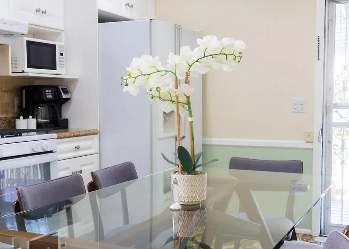 3Bedroom Apt With Balcony & Free Street Parking