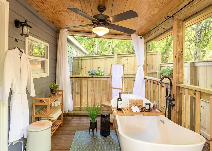The Small Modern Villa Outdoor Tub-Unit B