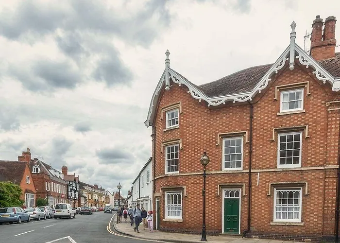 Town Centre Apartment Perfect Location With On-Street Parking
