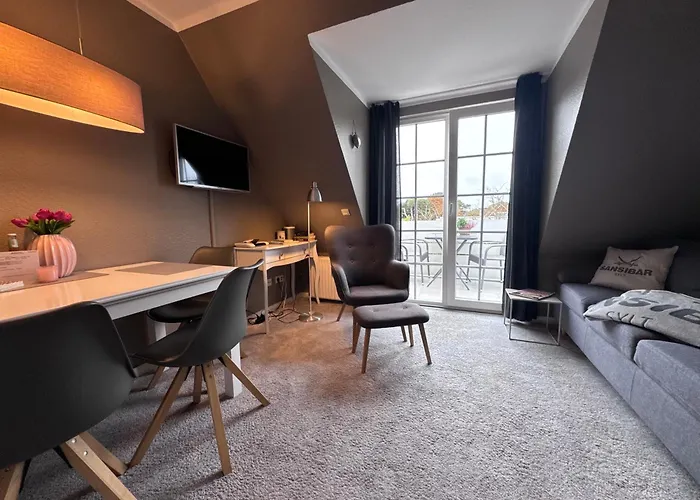 Maritim Und Individuell In Wenningstedt Mit Balkon