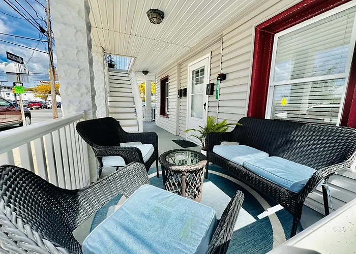 Ultra Modern - Entire 3 Bedroom Apartment - 5 Min Walk To The Beach