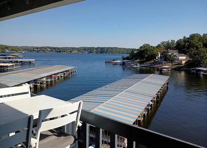 F Lakefront! Remodeled, Sleeps 4, Boat Slip, Patio, Wifi, Cable, Pool