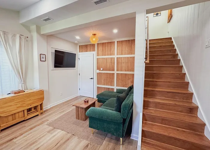Stylish 2 Bedroom 1 Ba Apartment - Steps To The Ocean - Hidden Gem, Apt 2