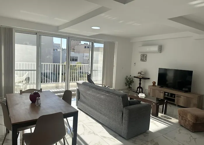 Quiet Private Suite & Room In Spinola Bay Central Near Beaches - Shared Apt