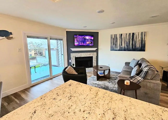Lake Living, Modern And Cozy