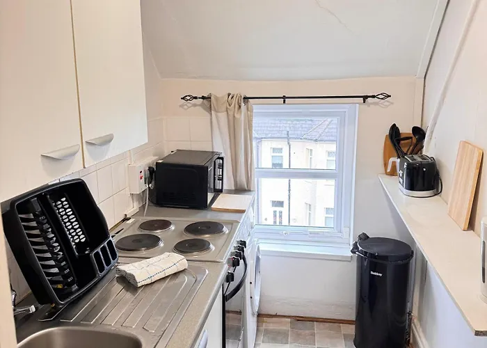 Budget Apartment - Quiet, Compact, Free Parking & Wifi Easy Access To Cardiff - Long Term Offer!